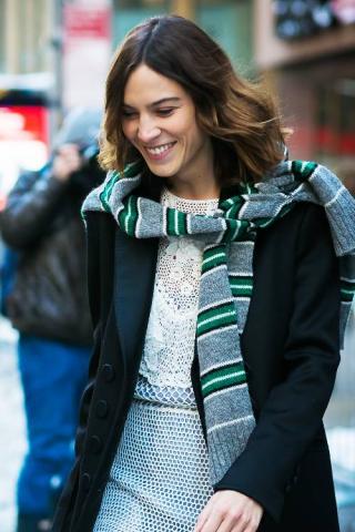 Το styling trick που θα κάνει το πουλόβερ σου να δείχνει πιο cool από ποτέ