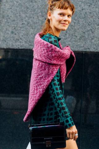 Το styling trick που θα κάνει το πουλόβερ σου να δείχνει πιο cool από ποτέ