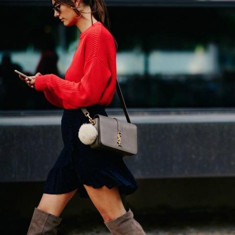 Το styling trick που θα κάνει το πουλόβερ σου να δείχνει πιο cool από ποτέ