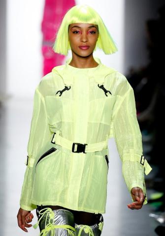 Jeremy Scott's NYFW show με Gigi Hadid, Stella Maxwell και Jasmine Tookes Jeremy Scott's NYFW show με Gigi Hadid, Stella Maxwell και Jasmine Tookes