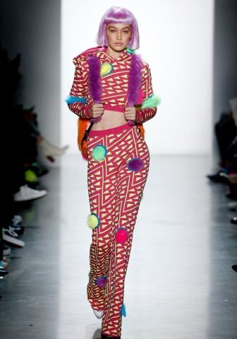 Jeremy Scott's NYFW show με Gigi Hadid, Stella Maxwell και Jasmine Tookes Jeremy Scott's NYFW show με Gigi Hadid, Stella Maxwell και Jasmine Tookes