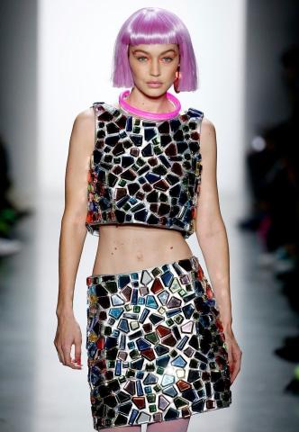 Jeremy Scott's NYFW show με Gigi Hadid, Stella Maxwell και Jasmine Tookes Jeremy Scott's NYFW show με Gigi Hadid, Stella Maxwell και Jasmine Tookes