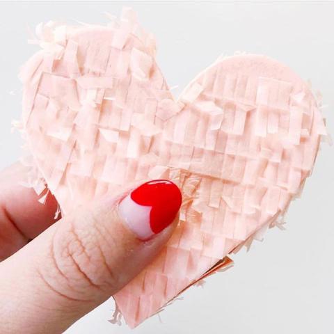 Nail inspo: Τα πιο cute μανικιούρ για φρεσκοερωτευμένες Nail inspo: Τα πιο cute μανικιούρ για φρεσκοερωτευμένες