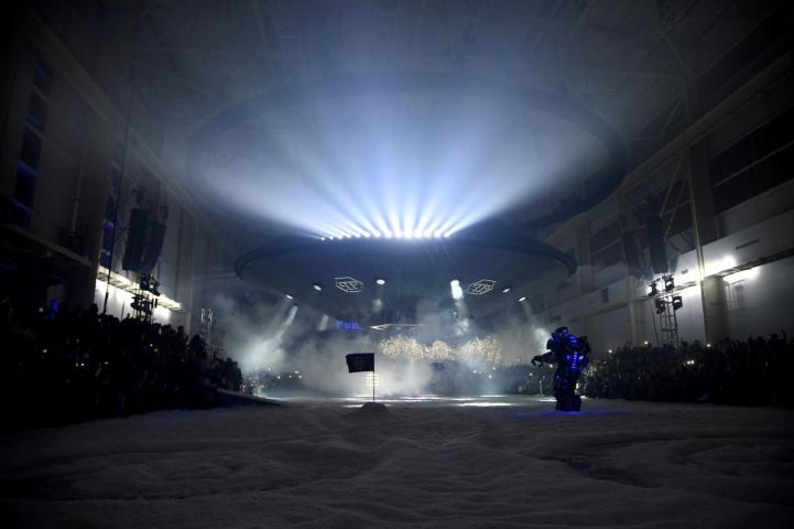 Η Irina Shayk συνοδεύεται από ένα τεράστιο ρομπότ 