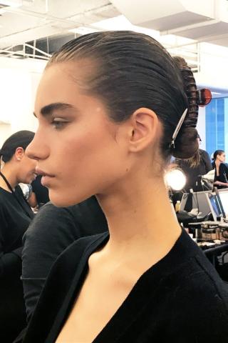 Το πιο cult αξεσουάρ μαλλιών επιστρέφει στις πασαρέλες Το πιο cult αξεσουάρ μαλλιών επιστρέφει στις πασαρέλες