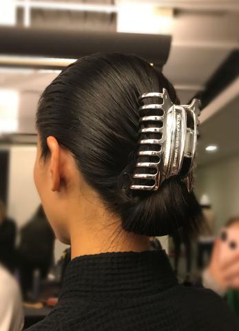 Το πιο cult αξεσουάρ μαλλιών επιστρέφει στις πασαρέλες Το πιο cult αξεσουάρ μαλλιών επιστρέφει στις πασαρέλες