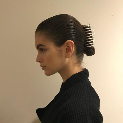 Το πιο cult αξεσουάρ μαλλιών επιστρέφει στις πασαρέλες Το πιο cult αξεσουάρ μαλλιών επιστρέφει στις πασαρέλες