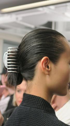 Το πιο cult αξεσουάρ μαλλιών επιστρέφει στις πασαρέλες Το πιο cult αξεσουάρ μαλλιών επιστρέφει στις πασαρέλες