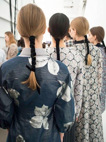 Πώς θα κάνεις μόνη σου το wrapped ponytail όπως το είδες στα catwalks Πώς θα κάνεις μόνη σου το wrapped ponytail όπως το είδες στα catwalks