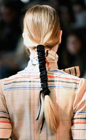 Πώς θα κάνεις μόνη σου το wrapped ponytail όπως το είδες στα catwalks Πώς θα κάνεις μόνη σου το wrapped ponytail όπως το είδες στα catwalks