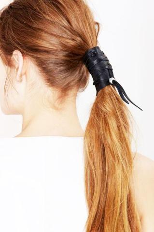 Πώς θα κάνεις μόνη σου το wrapped ponytail όπως το είδες στα catwalks Πώς θα κάνεις μόνη σου το wrapped ponytail όπως το είδες στα catwalks