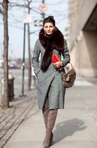 Το δυναμικό comeback της 90s τσάντας που κανείς δεν περίμενε πως θα είναι ξανά στη μόδα