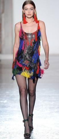 Milan Fashion Week: Kaia Gerber και Gigi Hadid σε μια χρωματική έξαρση by Versace Milan Fashion Week: Kaia Gerber και Gigi Hadid σε μια χρωματική έξαρση by Versace