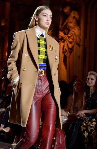 Milan Fashion Week: Kaia Gerber και Gigi Hadid σε μια χρωματική έξαρση by Versace Milan Fashion Week: Kaia Gerber και Gigi Hadid σε μια χρωματική έξαρση by Versace