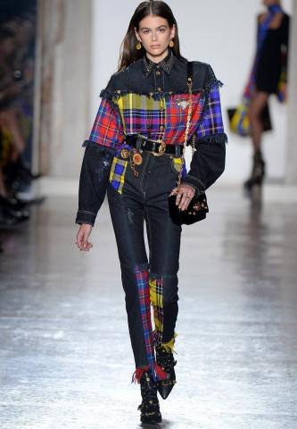 Milan Fashion Week: Kaia Gerber και Gigi Hadid σε μια χρωματική έξαρση by Versace Milan Fashion Week: Kaia Gerber και Gigi Hadid σε μια χρωματική έξαρση by Versace