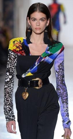 Milan Fashion Week: Kaia Gerber και Gigi Hadid σε μια χρωματική έξαρση by Versace Milan Fashion Week: Kaia Gerber και Gigi Hadid σε μια χρωματική έξαρση by Versace