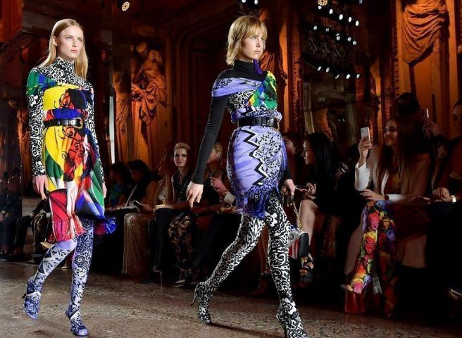 Milan Fashion Week: Kaia Gerber και Gigi Hadid σε μια χρωματική έξαρση by Versace Milan Fashion Week: Kaia Gerber και Gigi Hadid σε μια χρωματική έξαρση by Versace