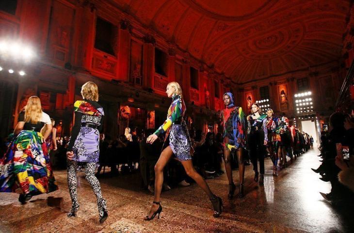 Milan Fashion Week: Kaia Gerber και Gigi Hadid σε μια χρωματική έξαρση by Versace Milan Fashion Week: Kaia Gerber και Gigi Hadid σε μια χρωματική έξαρση by Versace