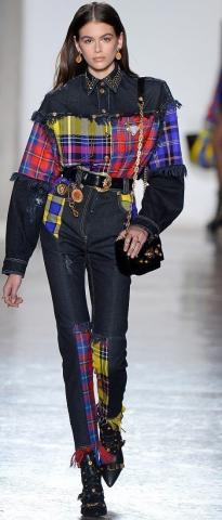 Milan Fashion Week: Kaia Gerber και Gigi Hadid σε μια χρωματική έξαρση by Versace Milan Fashion Week: Kaia Gerber και Gigi Hadid σε μια χρωματική έξαρση by Versace