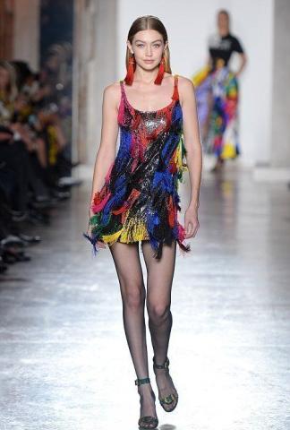 Milan Fashion Week: Kaia Gerber και Gigi Hadid σε μια χρωματική έξαρση by Versace Milan Fashion Week: Kaia Gerber και Gigi Hadid σε μια χρωματική έξαρση by Versace