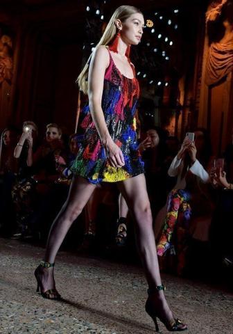 Milan Fashion Week: Kaia Gerber και Gigi Hadid σε μια χρωματική έξαρση by Versace Milan Fashion Week: Kaia Gerber και Gigi Hadid σε μια χρωματική έξαρση by Versace