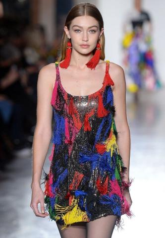 Milan Fashion Week: Kaia Gerber και Gigi Hadid σε μια χρωματική έξαρση by Versace Milan Fashion Week: Kaia Gerber και Gigi Hadid σε μια χρωματική έξαρση by Versace