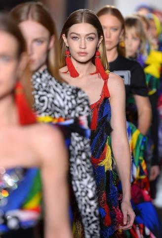 Milan Fashion Week: Kaia Gerber και Gigi Hadid σε μια χρωματική έξαρση by Versace Milan Fashion Week: Kaia Gerber και Gigi Hadid σε μια χρωματική έξαρση by Versace