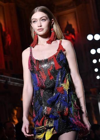 Milan Fashion Week: Kaia Gerber και Gigi Hadid σε μια χρωματική έξαρση by Versace Milan Fashion Week: Kaia Gerber και Gigi Hadid σε μια χρωματική έξαρση by Versace