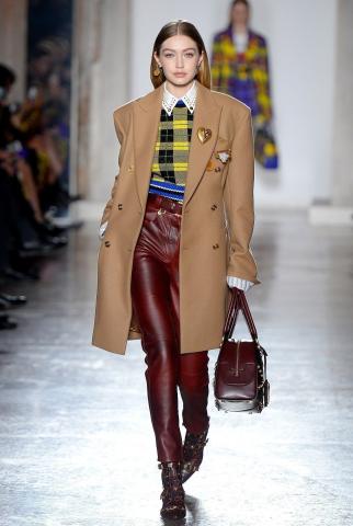 Milan Fashion Week: Kaia Gerber και Gigi Hadid σε μια χρωματική έξαρση by Versace Milan Fashion Week: Kaia Gerber και Gigi Hadid σε μια χρωματική έξαρση by Versace