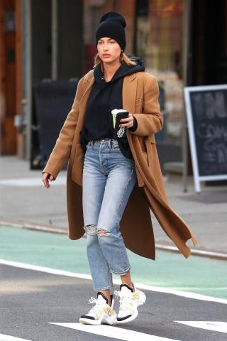 Ugly sneakers: Ιδέες για να συνδυάσεις με στιλ το πιο αμφιλεγόμενο trend της σεζόν