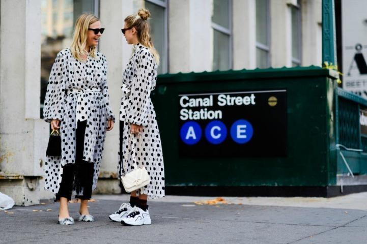 Ugly sneakers: Ιδέες για να συνδυάσεις με στιλ το πιο αμφιλεγόμενο trend της σεζόν