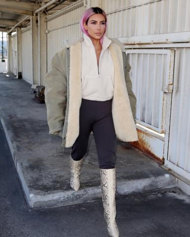 Kim Kardashian: Άλλαξε χρώμα μαλλιών και μας δείχνει και το 3ο της παιδί, όλα μαζί