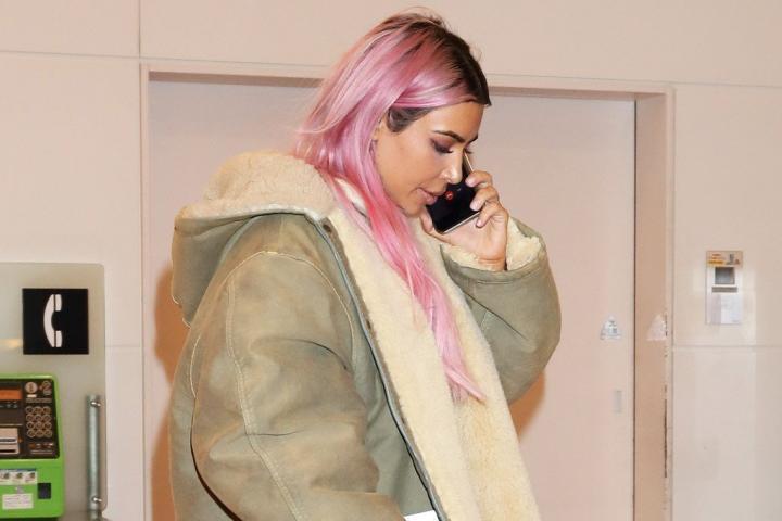 Kim Kardashian: Άλλαξε χρώμα μαλλιών και μας δείχνει και το 3ο της παιδί, όλα μαζί