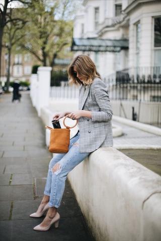 Ξέχνα τα κλασικά χερούλια στις τσάντες! Ήρθε η ώρα για μεταλλικούς κρίκους