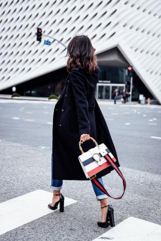 Ξέχνα τα κλασικά χερούλια στις τσάντες! Ήρθε η ώρα για μεταλλικούς κρίκους