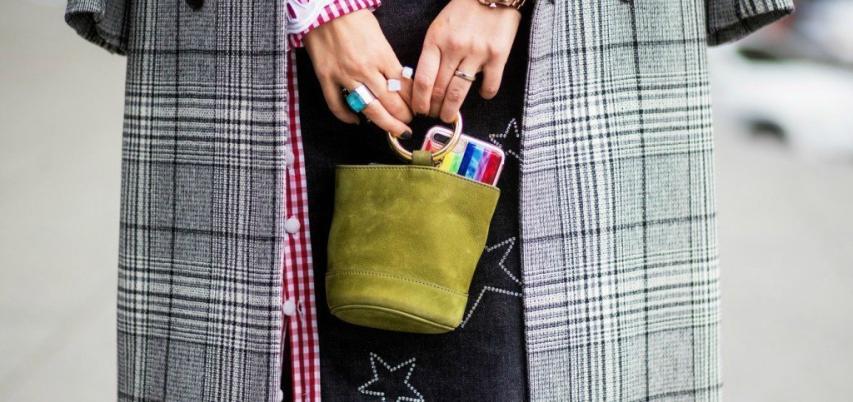 Ξέχνα τα κλασικά χερούλια στις τσάντες! Ήρθε η ώρα για μεταλλικούς κρίκους