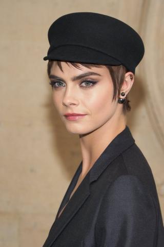 Τι συμβαίνει με το αυτί της Cara Delevingne;