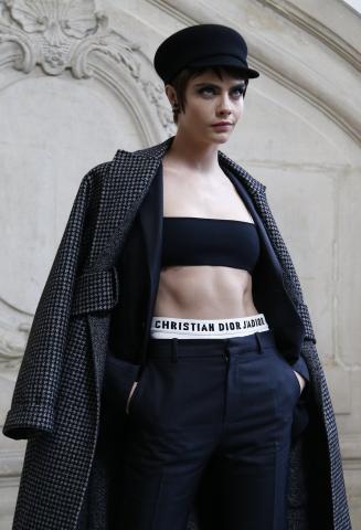 Τι συμβαίνει με το αυτί της Cara Delevingne;