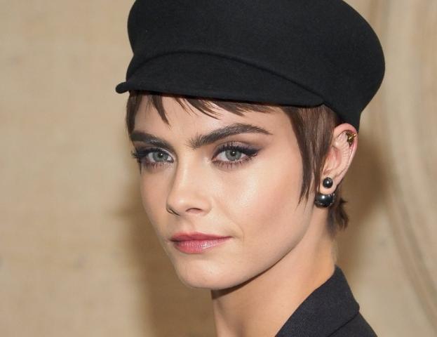 Τι συμβαίνει με το αυτί της Cara Delevingne;