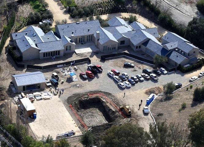 Η πισίνα του νέου σπιτιού της Kim Kardashian δεν είναι ακριβώς αυτό που περίμενες