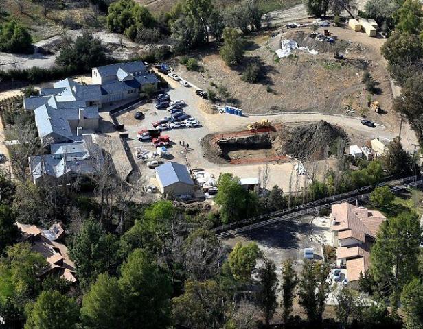 Η πισίνα του νέου σπιτιού της Kim Kardashian δεν είναι ακριβώς αυτό που περίμενες