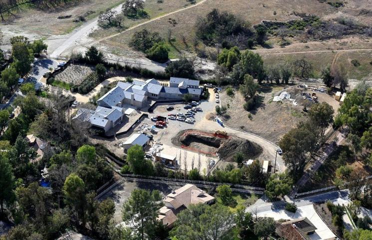 Η πισίνα του νέου σπιτιού της Kim Kardashian δεν είναι ακριβώς αυτό που περίμενες