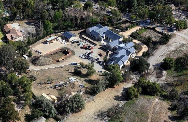 Η πισίνα του νέου σπιτιού της Kim Kardashian δεν είναι ακριβώς αυτό που περίμενες