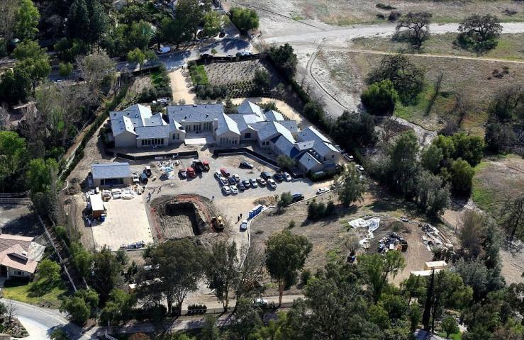 Η πισίνα του νέου σπιτιού της Kim Kardashian δεν είναι ακριβώς αυτό που περίμενες