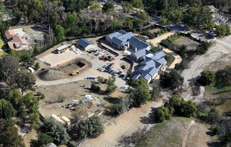 Η πισίνα του νέου σπιτιού της Kim Kardashian δεν είναι ακριβώς αυτό που περίμενες