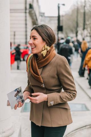 8 στιλιστικά tips που θα σε βοηθήσουν να καμουφλάρεις τα περιττά κιλά