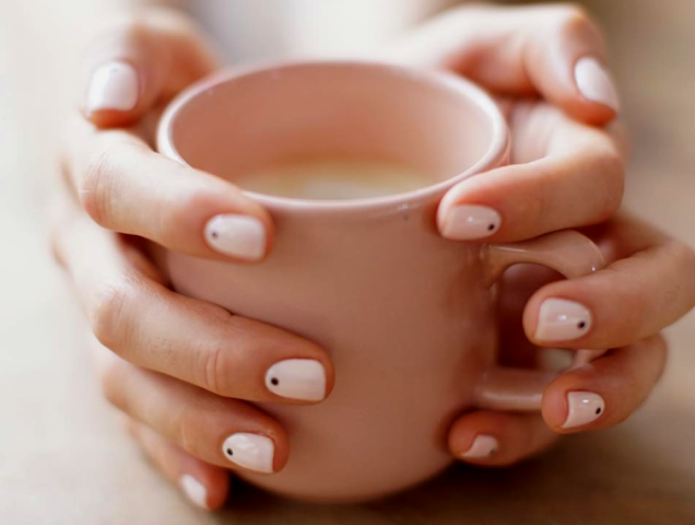 Dotty nails: Το πιο minimal nail art που μπορείς να κάνεις μόνη σου