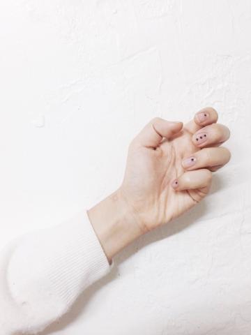 Dotty nails: Το πιο minimal nail art που μπορείς να κάνεις μόνη σου