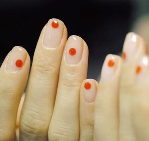 Dotty nails: Το πιο minimal nail art που μπορείς να κάνεις μόνη σου