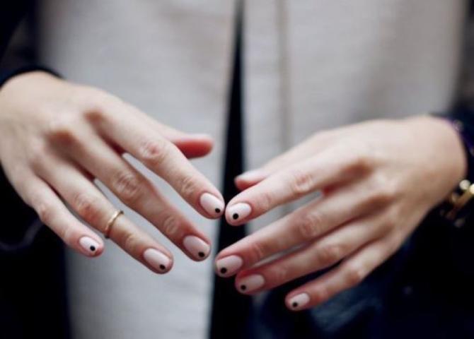 Dotty nails: Το πιο minimal nail art που μπορείς να κάνεις μόνη σου